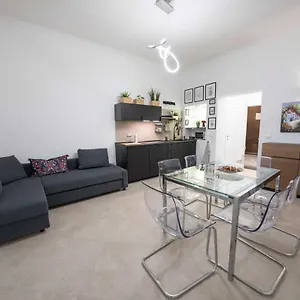 Apartment Chiaia 74 By Dimorra, Naples